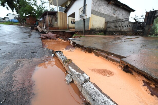 Acumulado de 300 mm de chuva em Umuarama deixa estragos