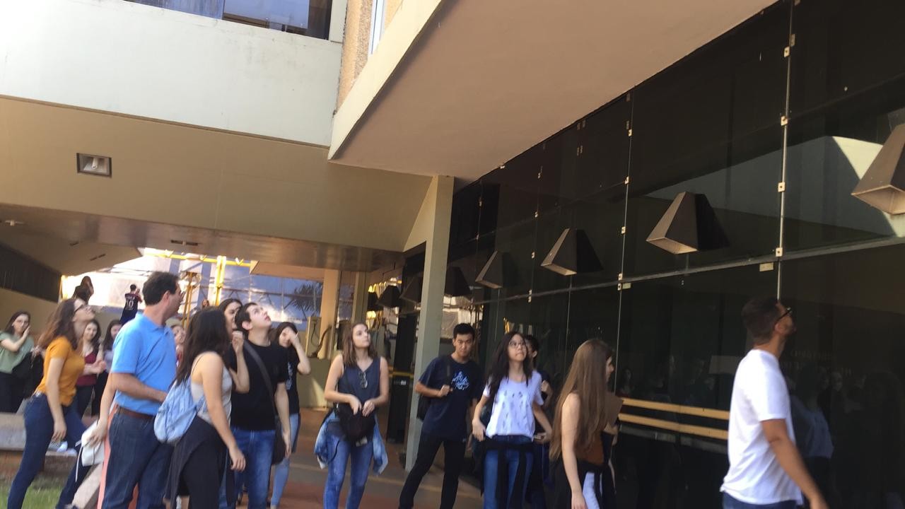 No dia do aniversário da cidade, acadêmicos de arquitetura passeiam por prédios históricos