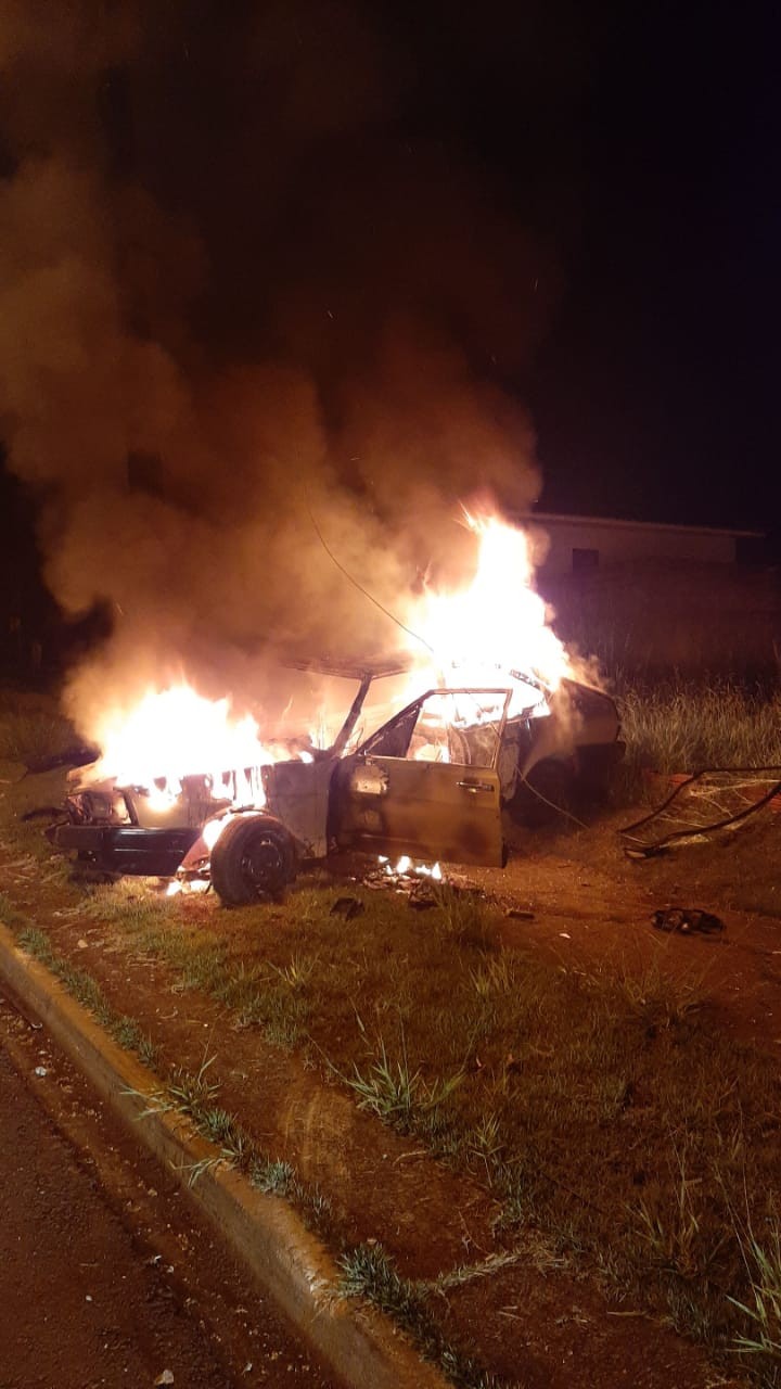 Após bater contra dois postes, motorista ateia fogo no próprio carro