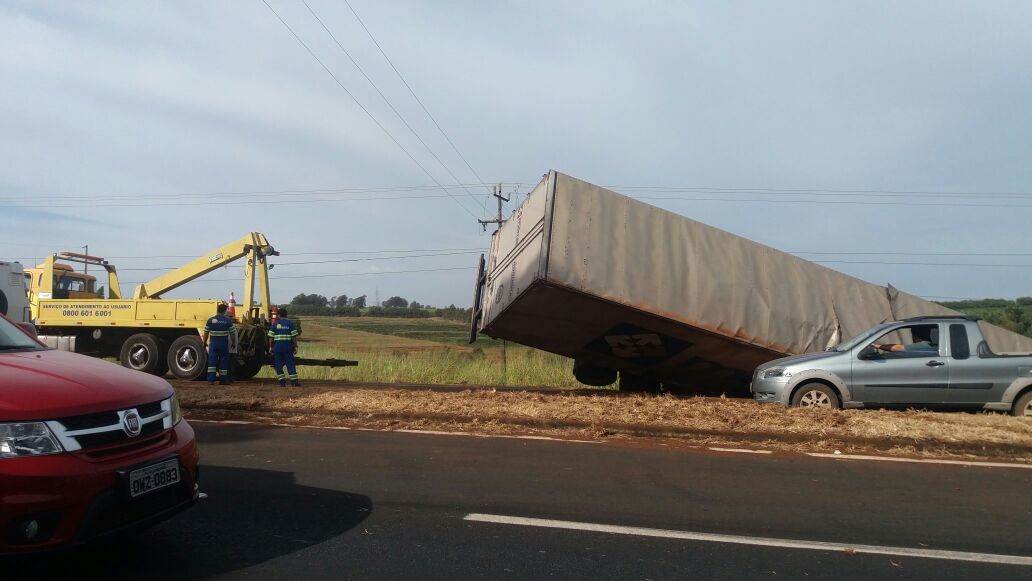PRF está multando curiosos que param na BR-376 para fotografar retirada de carreta