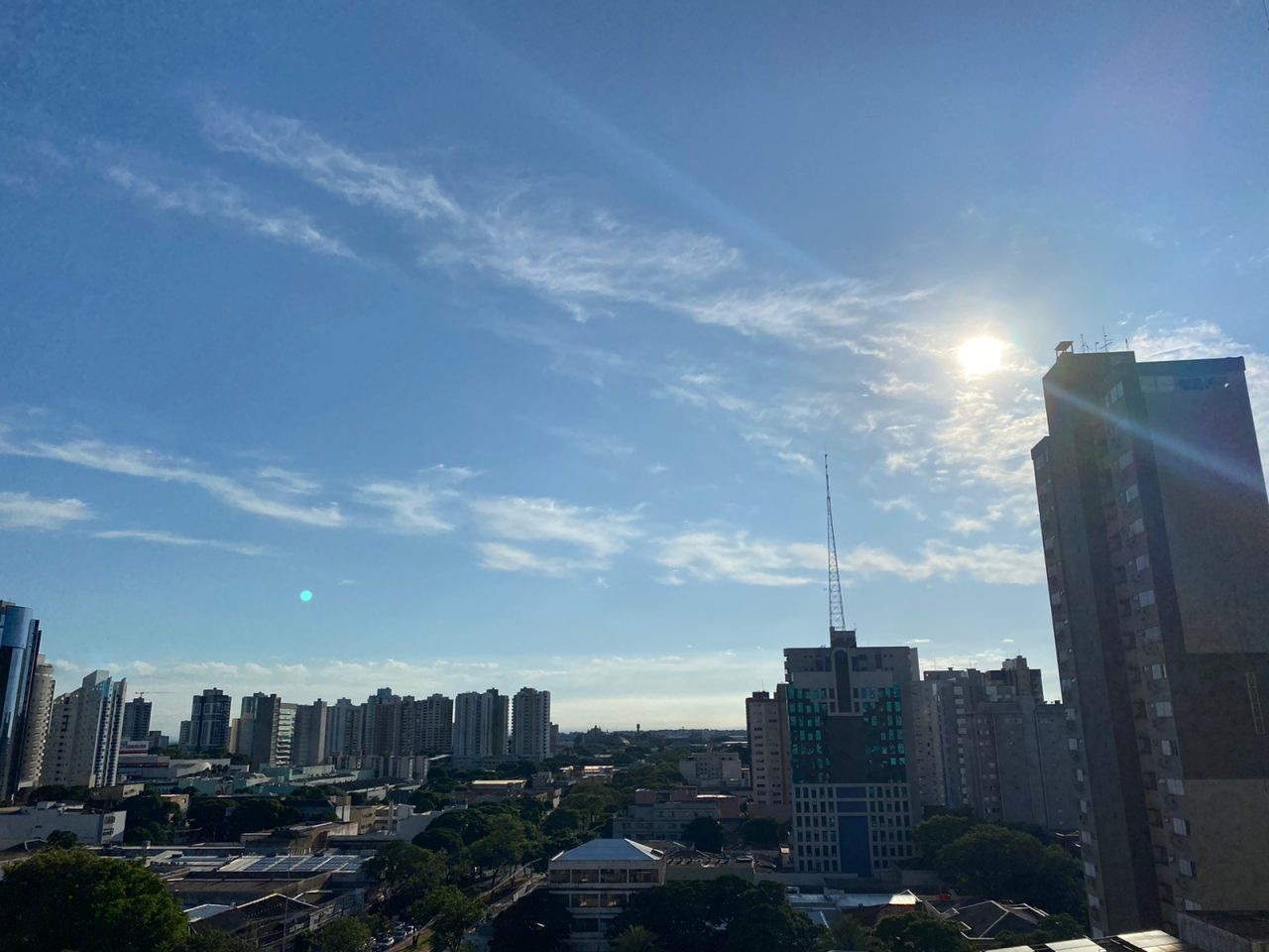 Terça-feira amanhece com céu azul e poucas nuvens, mas tempo pode mudar ao longo do dia