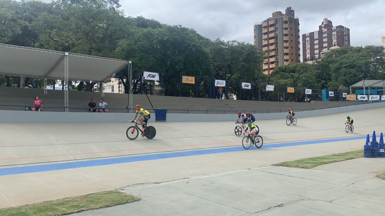 Ciclistas se preparam no último treino antes do início do Pan-americano, em Maringá