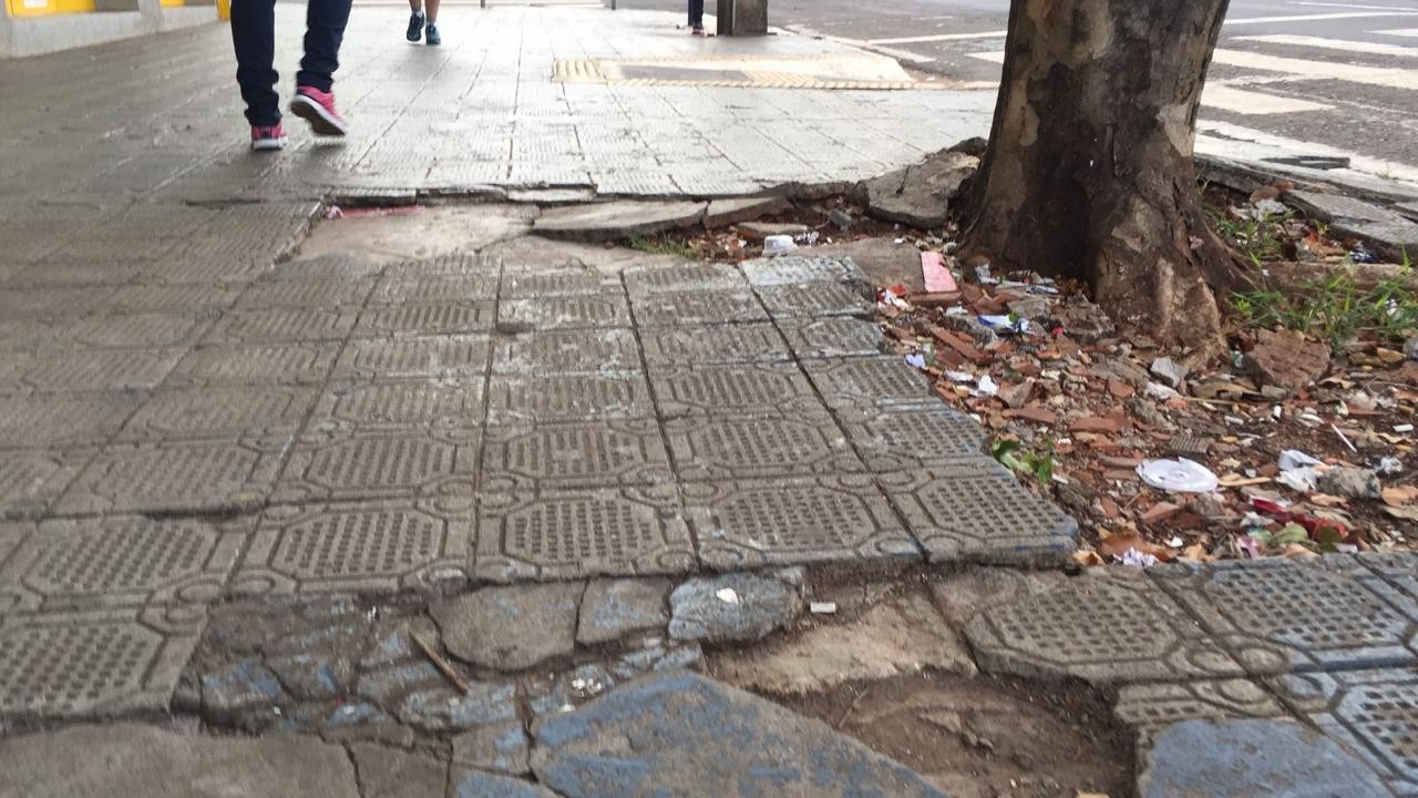 Calçadas irregulares geram pelo menos 3 notificações por dia