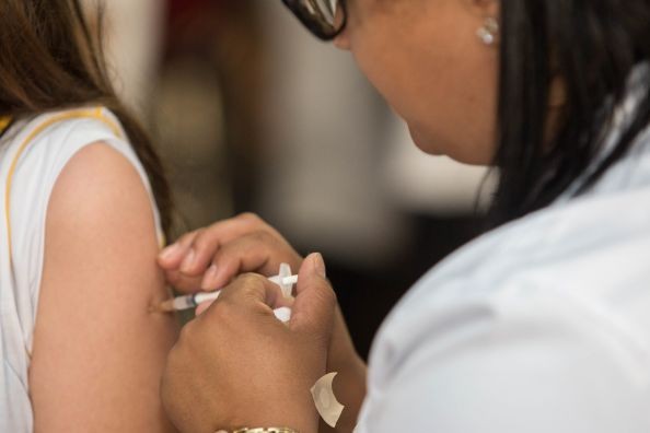 Dos 21 mil jovens que precisavam tomar a vacina, menos de sete mil se vacinaram