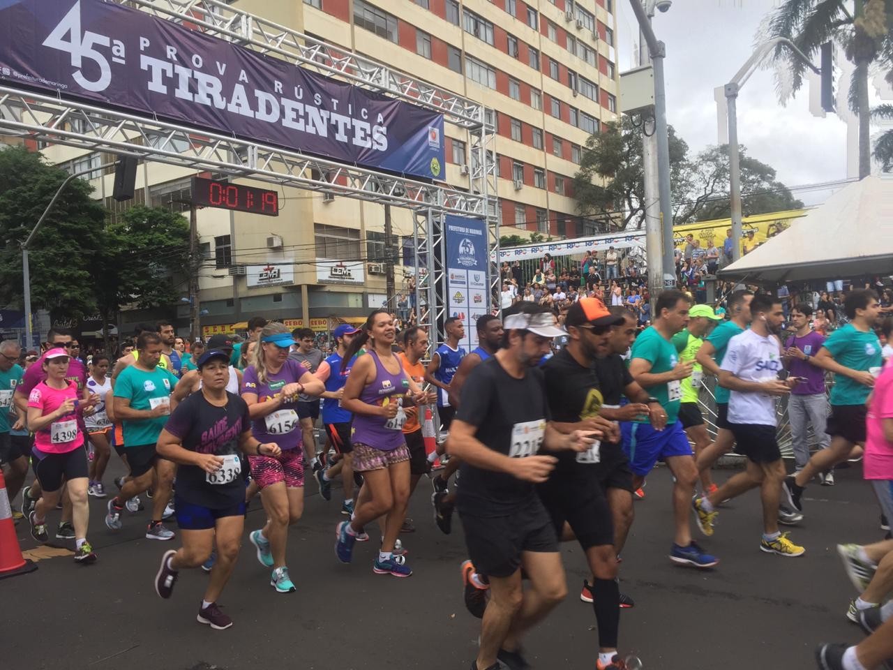 Chuva não atrapalha Prova Rústica Tiradentes em Maringá