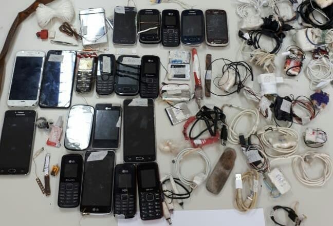 Operação integrada apreende 23 celulares na Penitenciária Estadual