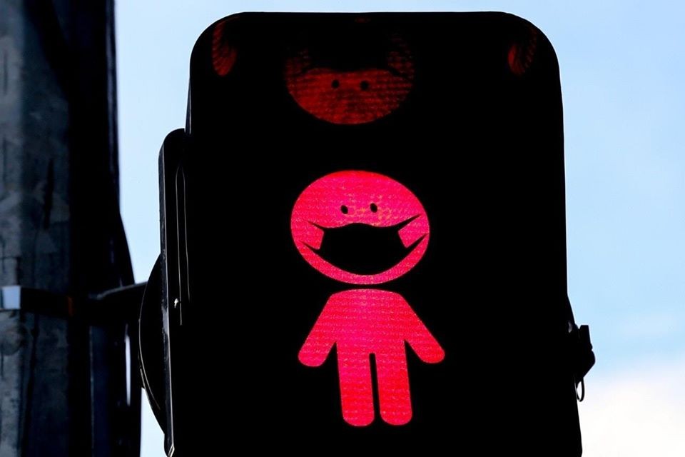 ‘Semáforos de máscara’ chamam atenção em Maringá