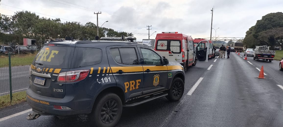 Sequência de quatro acidentes envolvendo 12 veículos forma engavetamento na BR-376, em Maringá