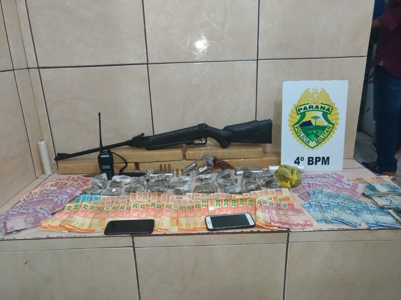 Quatro homens são presos por tráfico de drogas e posse irregular de arma de fogo