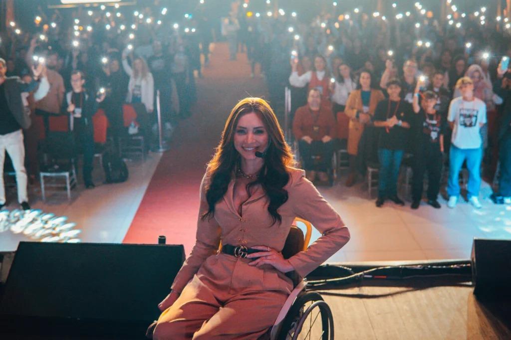 Modelo maringaense transforma dor em propósito após ficar paraplégica