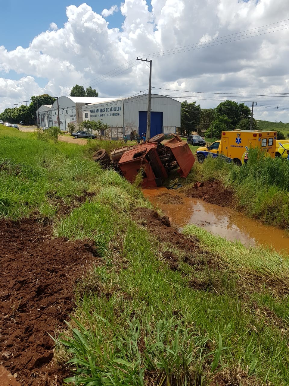 Motorista bêbado bate caminhão e foge, deixando as filhas no veículo