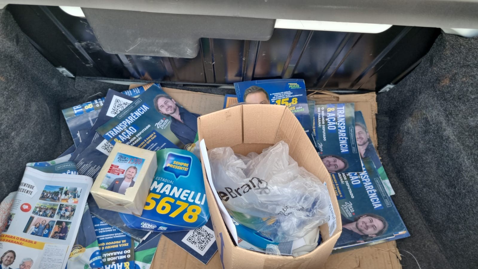 Carro oficial da Prefeitura de Moreira Sales é flagrado em rodovia com propaganda eleitoral