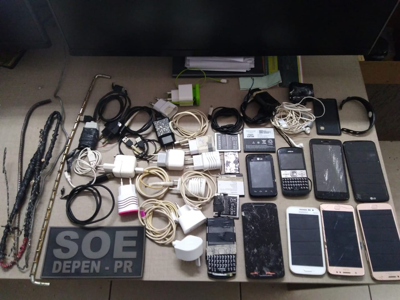 Quase 10 celulares são retirados de presos da cadeia de Marialva