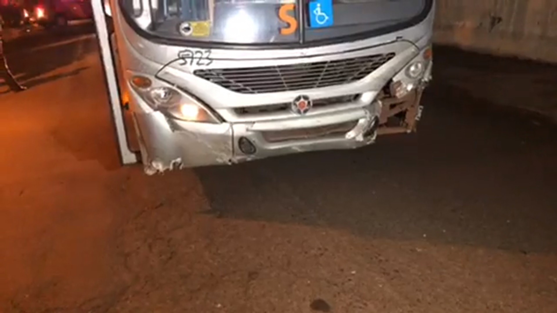 Homem fica ferido em acidente entre carro e ônibus