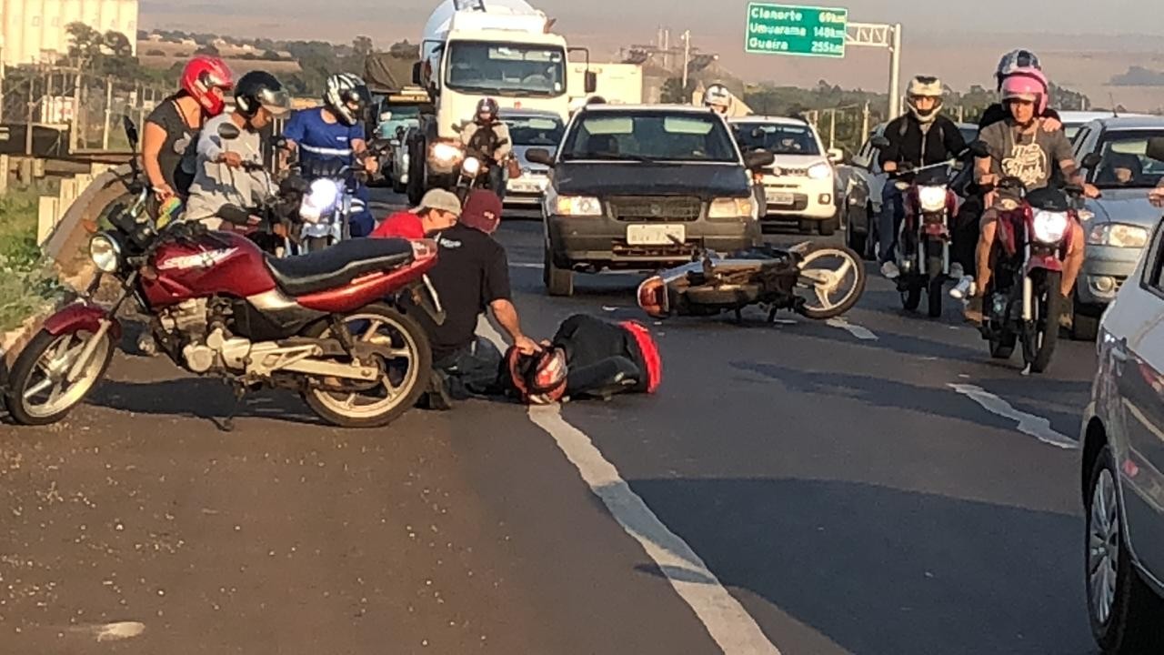 Motociclista fica ferido em acidente na PR-323