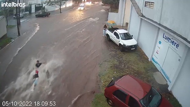 Vídeos mostram pessoas sendo arrastadas por enxurradas em Maringá e Sarandi