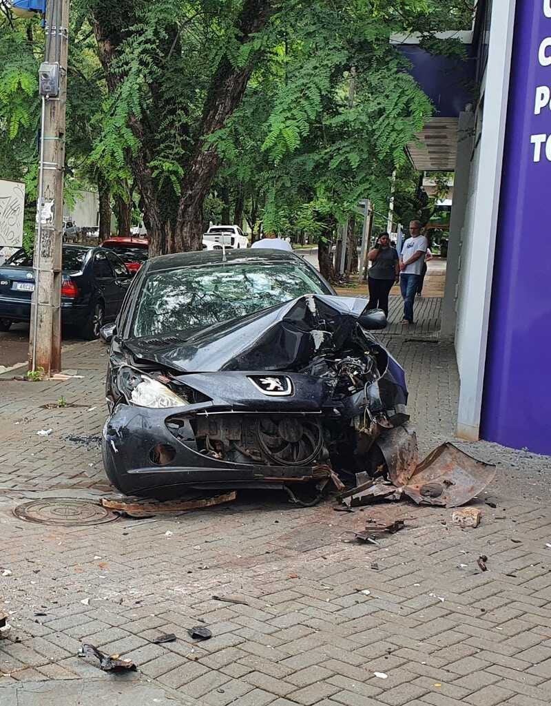 Homem fica gravemente ferido em acidente na Avenida Laguna, em Maringá