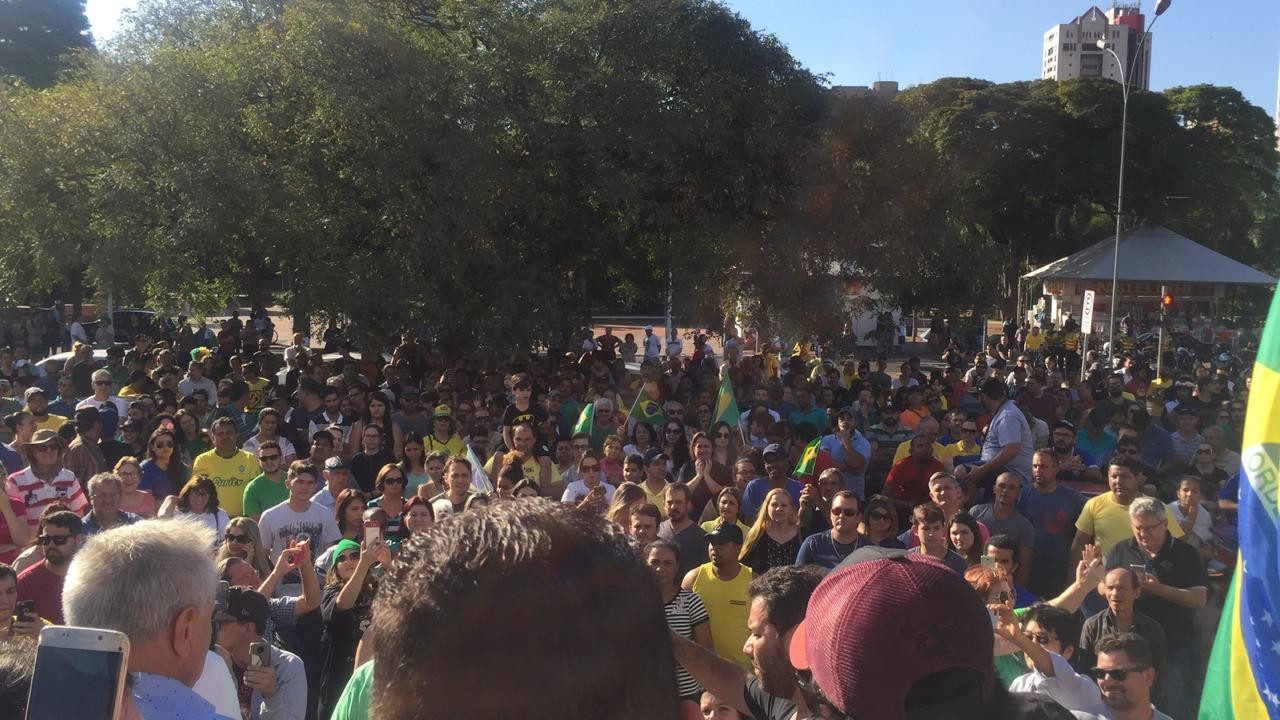 Com gritos de “Fora, Temer”, caminhoneiros fazem protesto na Catedral de Maringá