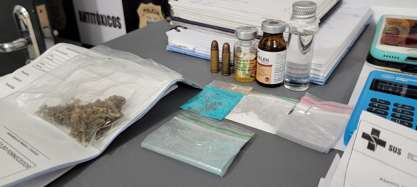 Técnico de enfermagem é preso com drogas e suspeito de vender receitas e atestados falsos