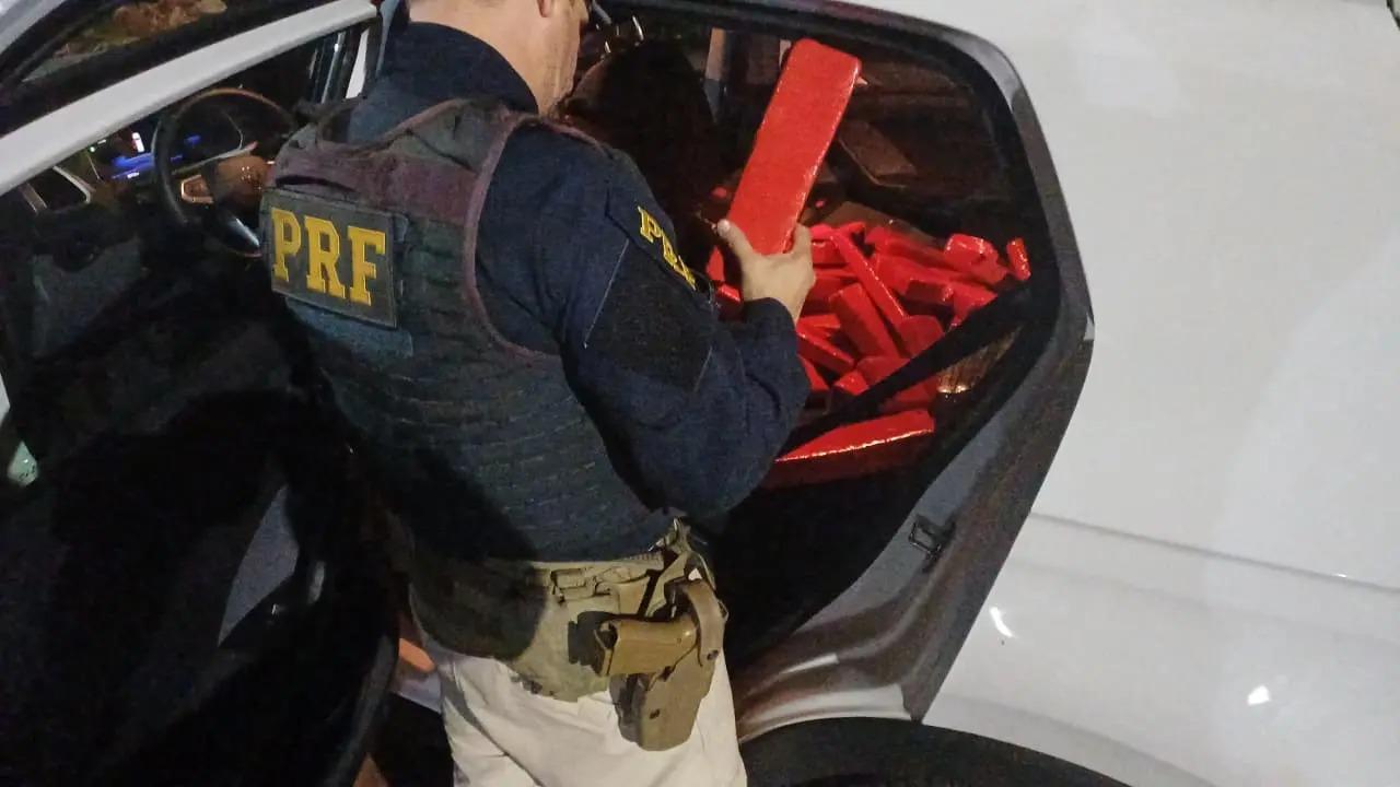 Motorista abandona carro, foge a pé e PRF apreende quase 200 kg de maconha na BR-376