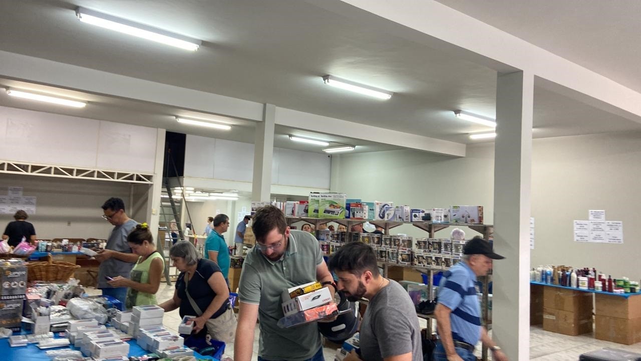 Bazar promovido pela Associação dos Amigos do HU de Maringá vai até domingo (30)