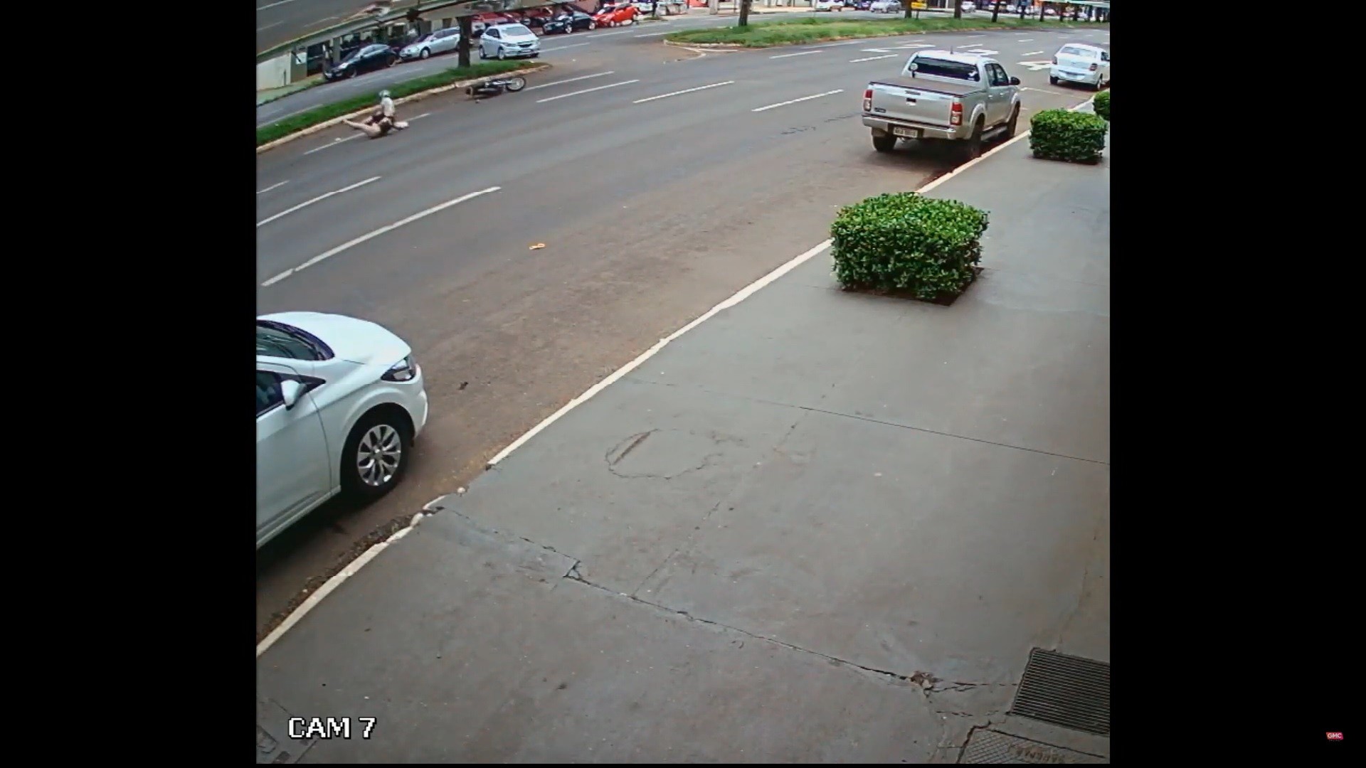 Conversão irregular na Avenida Colombo provoca acidente