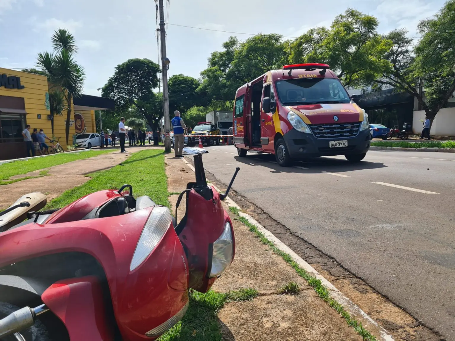 Mulher morre ao bater moto em carro e poste em Maringá