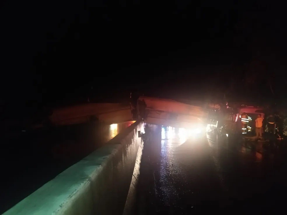 Acidente com caminhão na BR-277 deixa rodovia interditada