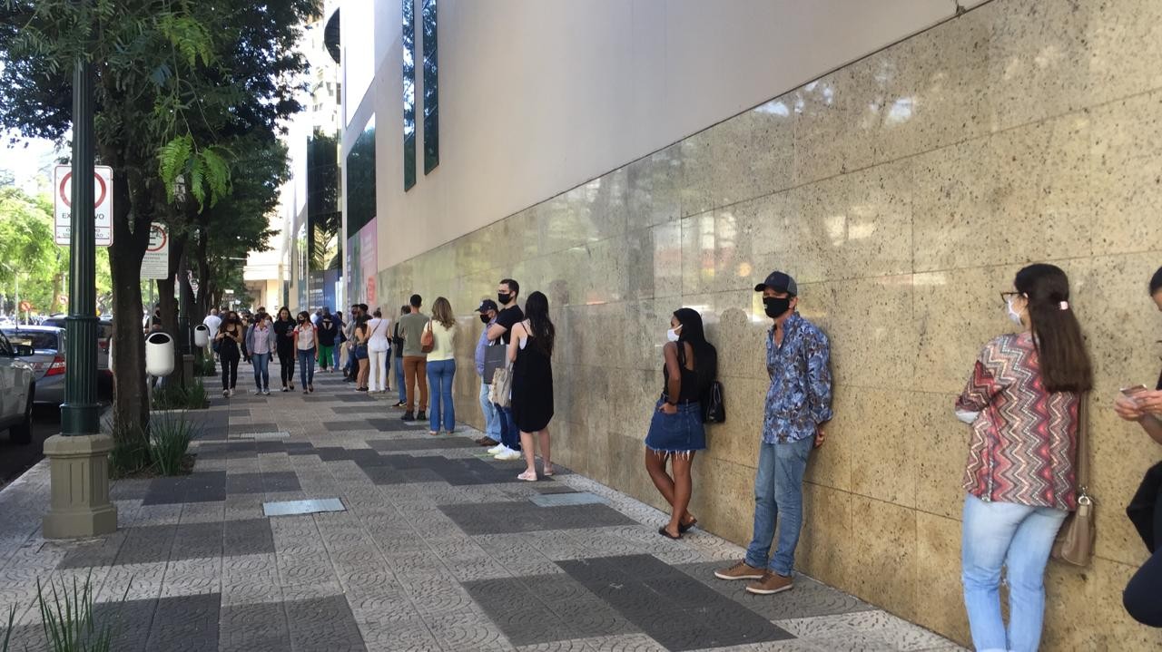 Movimento grande nas lojas de rua e fila para entrar em shoppings
