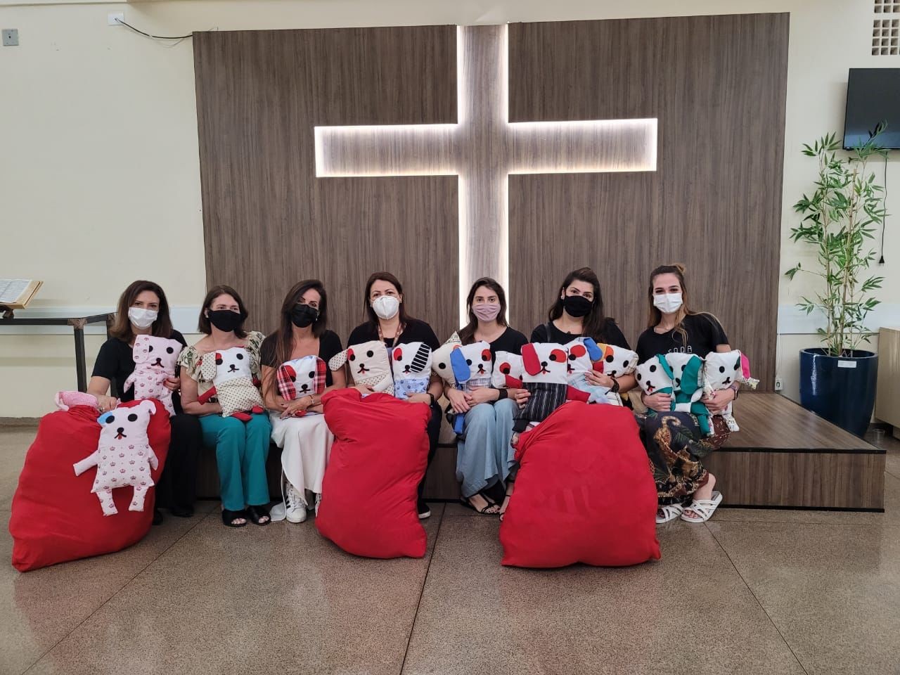 Alunos confeccionam e doam travesseiros personalizados para crianças hospitalizadas