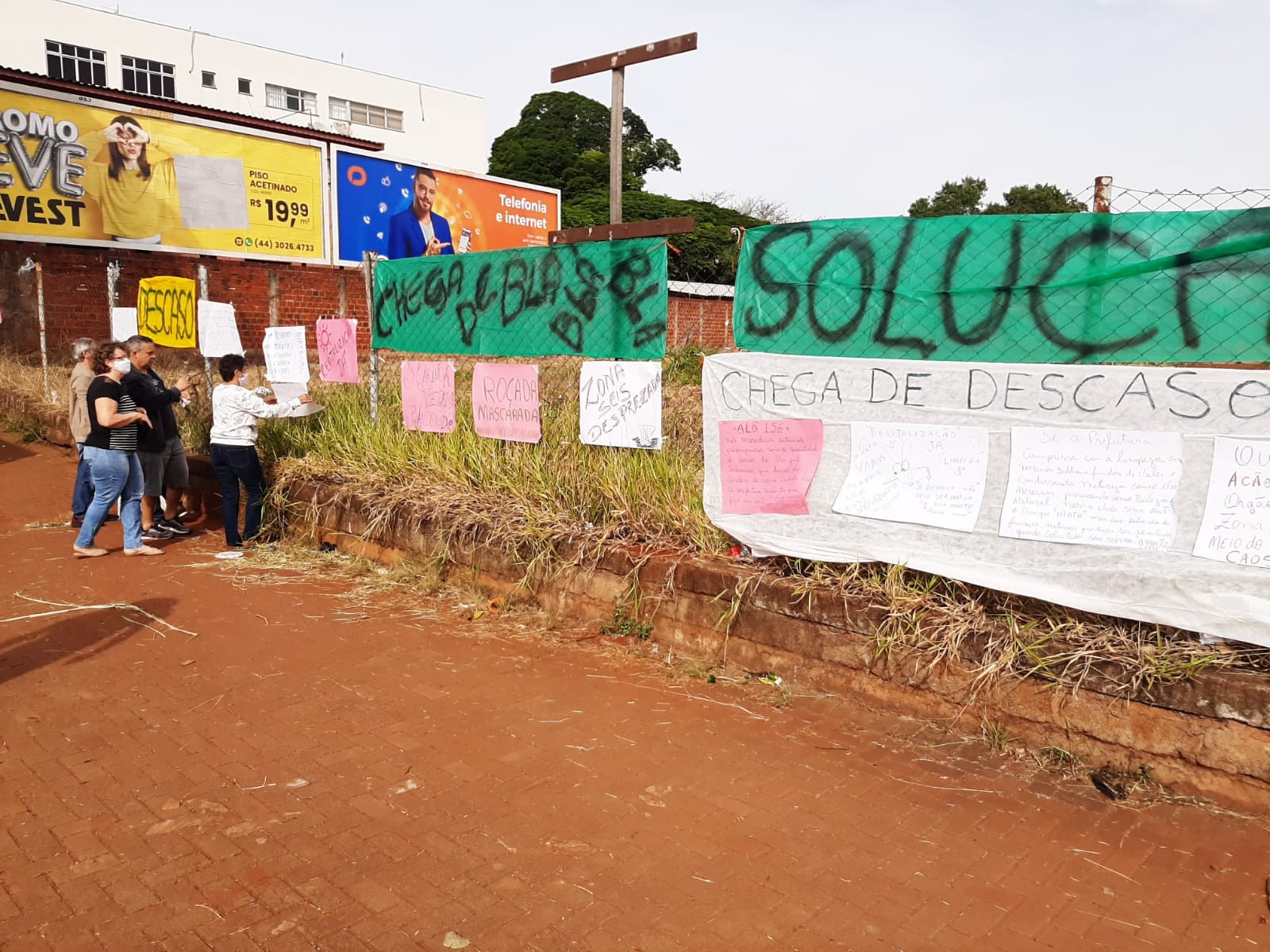 Moradores da Zona 06 fazem protesto e pedem soluções para a limpeza pública do bairro