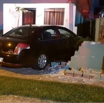 Carro conduzido por adolescente invade casa em Maringá