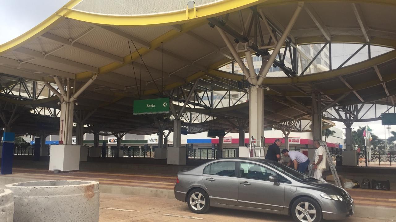 Operários trabalham no feriado para concluir os últimos  detalhes