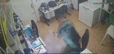 Bateria de celular explode durante manutenção, em Ponta Grossa