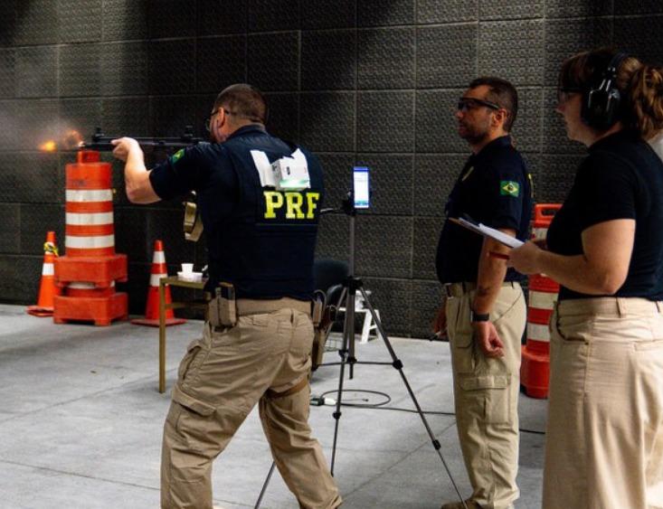 Em parceria com PRF, pesquisadores estudam melhor postura para tiro