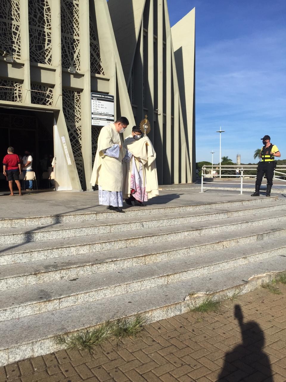 “Passeio” do Santíssimo substitui procissão sobre tapetes
