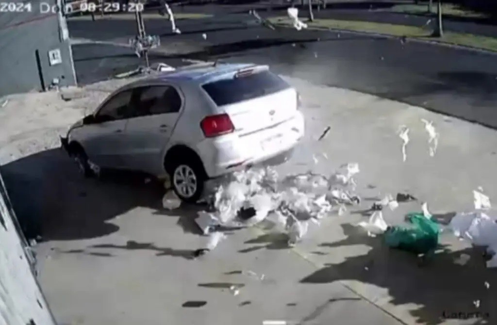 Homem morre após bater carro contra parede de oficina em Maringá