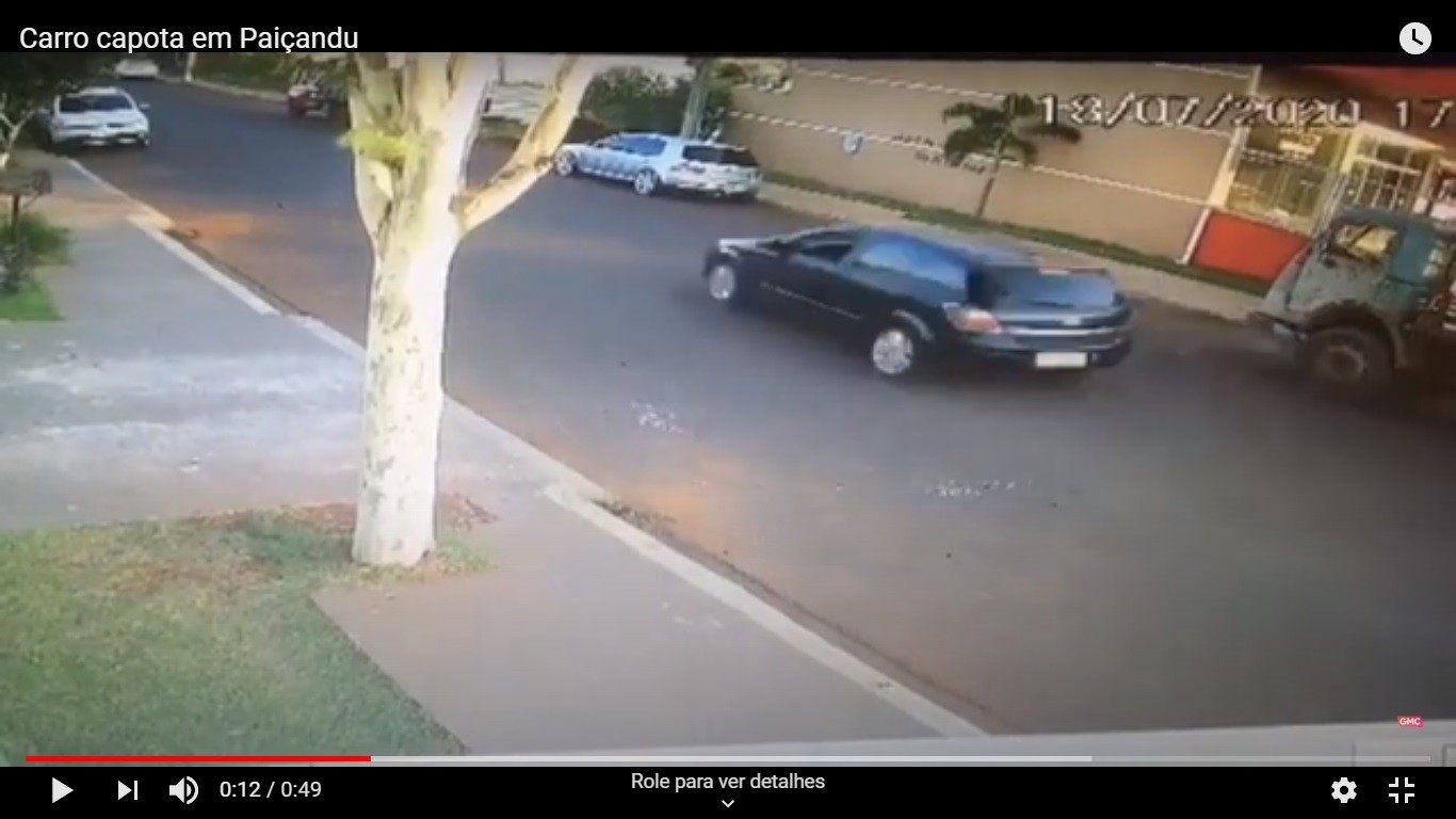 Vídeo mostra carro capotando após bater em veículos estacionados