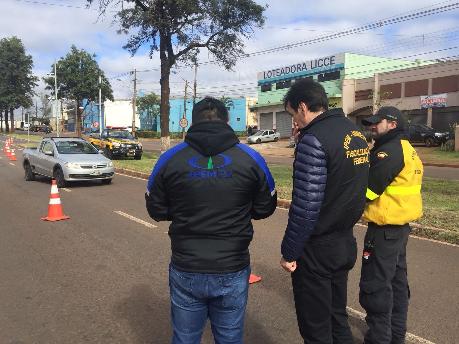 Em uma hora, fiscalização flagra seis caminhões e vans irregulares