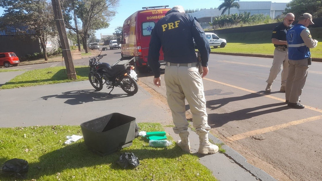 Motociclista se acidenta em frente a PRF com baú cheio de maconha