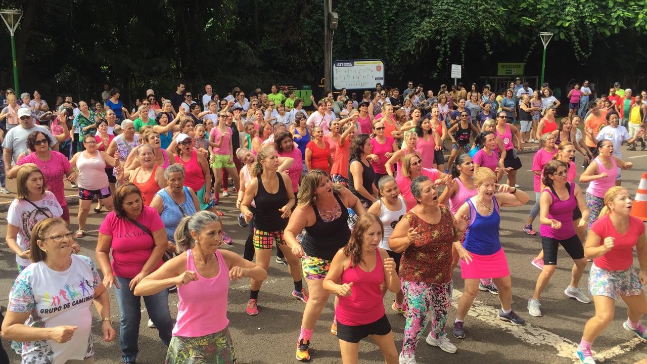 Aulão de ritmos anima mulheres no Parque do Ingá
