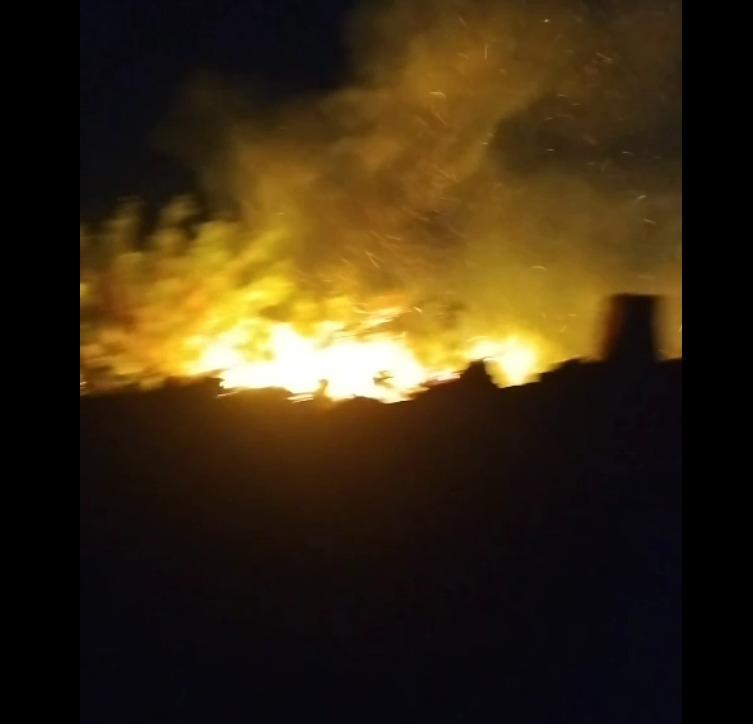 Fogo destrói madeira em Pedreira Municipal