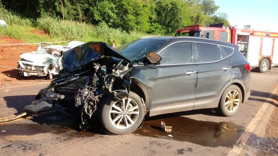 Colisão frontal entre veículos deixa um morto na PR-317, em Iguaraçu