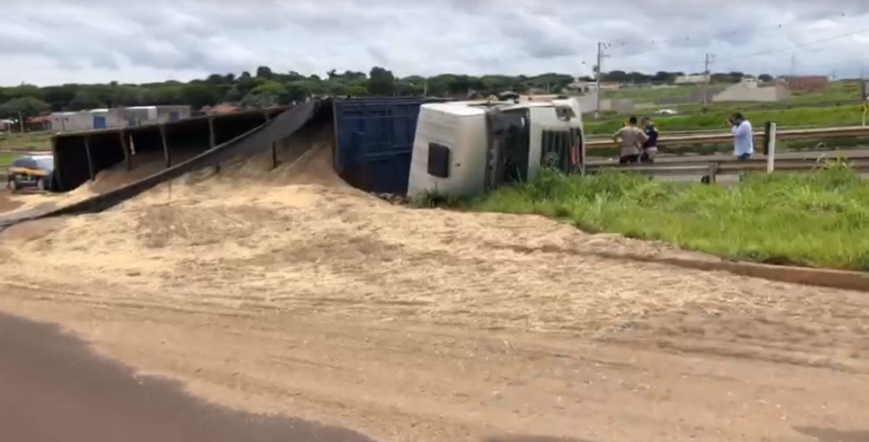 Carreta tomba no Contorno Norte e interdita meia pista