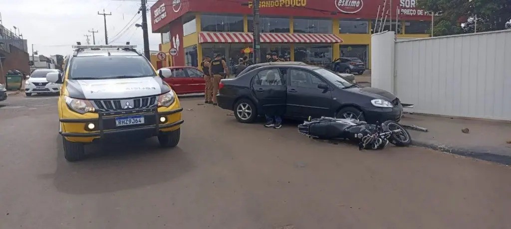 Câmera registra suspeito de assalto caindo de telhado em Sarandi