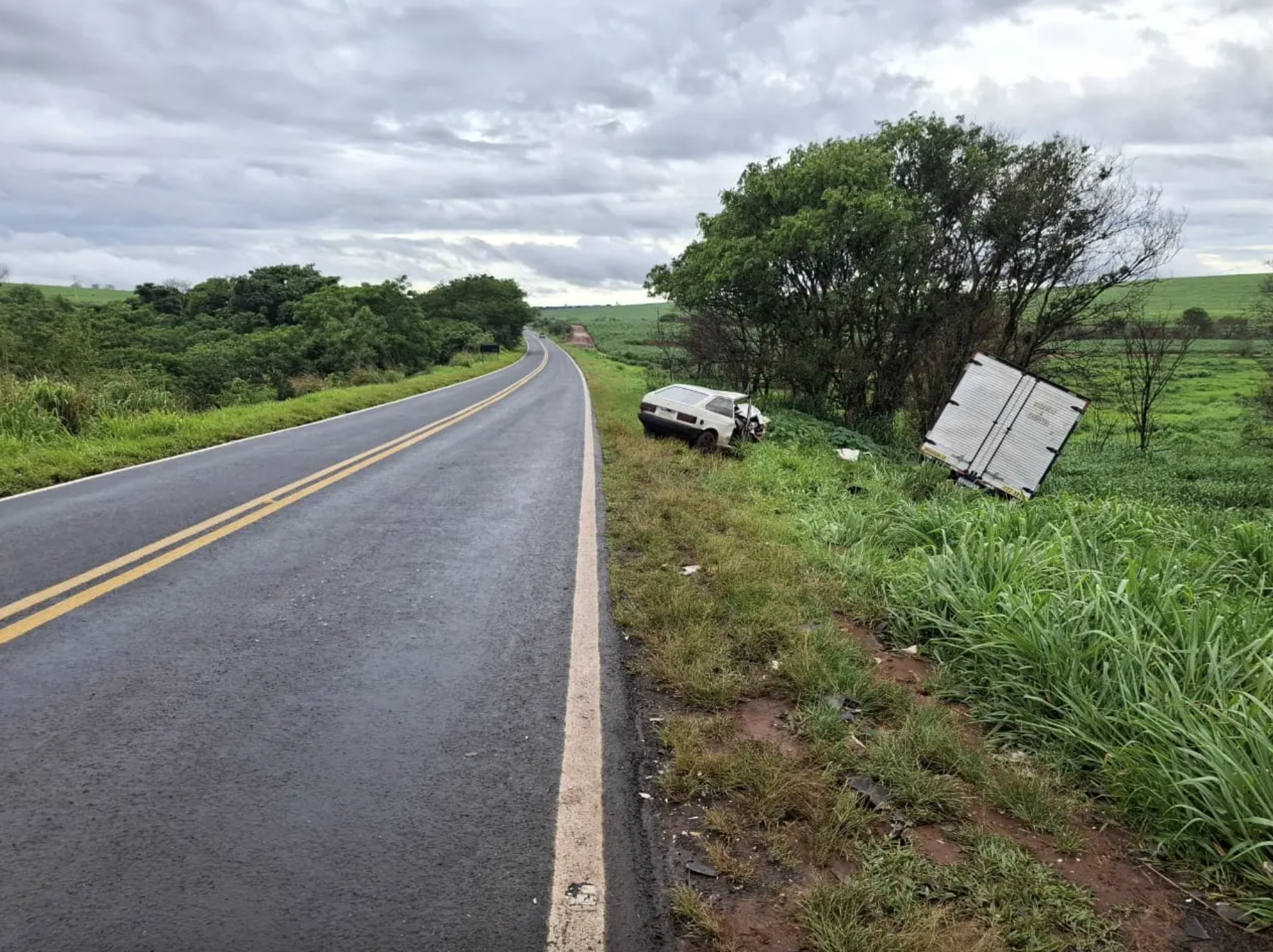 Acidente entre carro e caminhão deixa um morto na PR-317