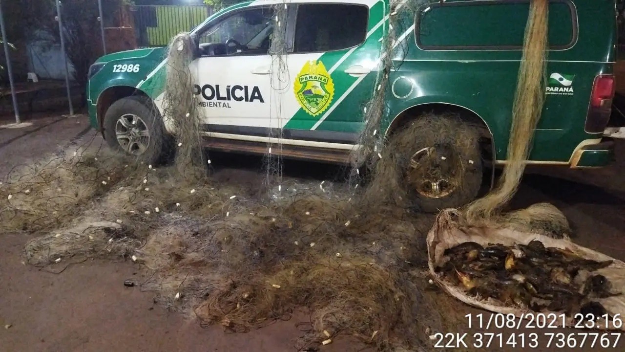 Polícia flagra pesca predatória e apreende 950 metros de redes no Rio Ivaí