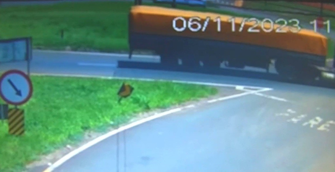 Polícia investiga morte de mulher que caiu de caminhão em movimento