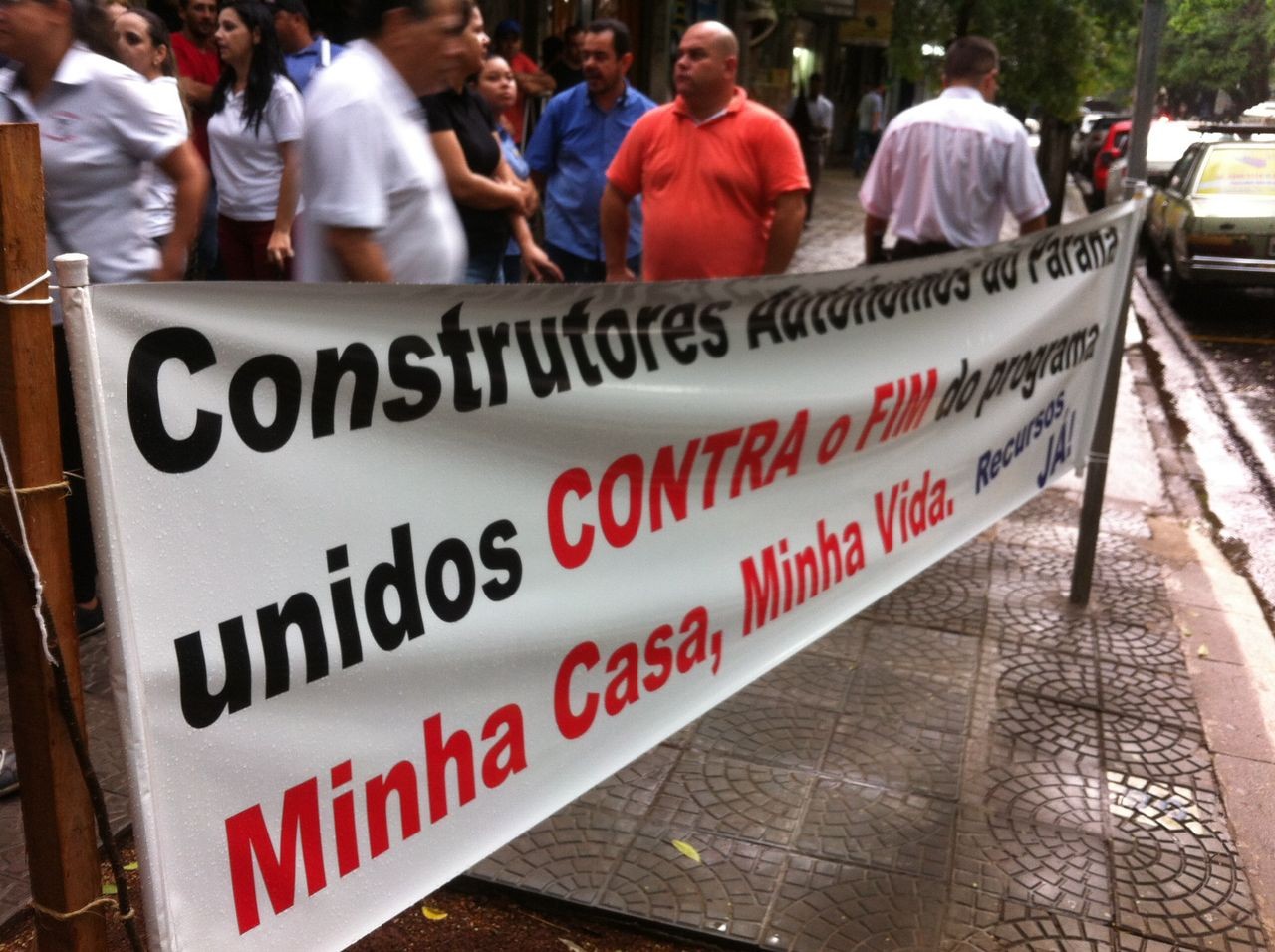 Empresários e trabalhadores protestam contra falta de recursos do MCMV