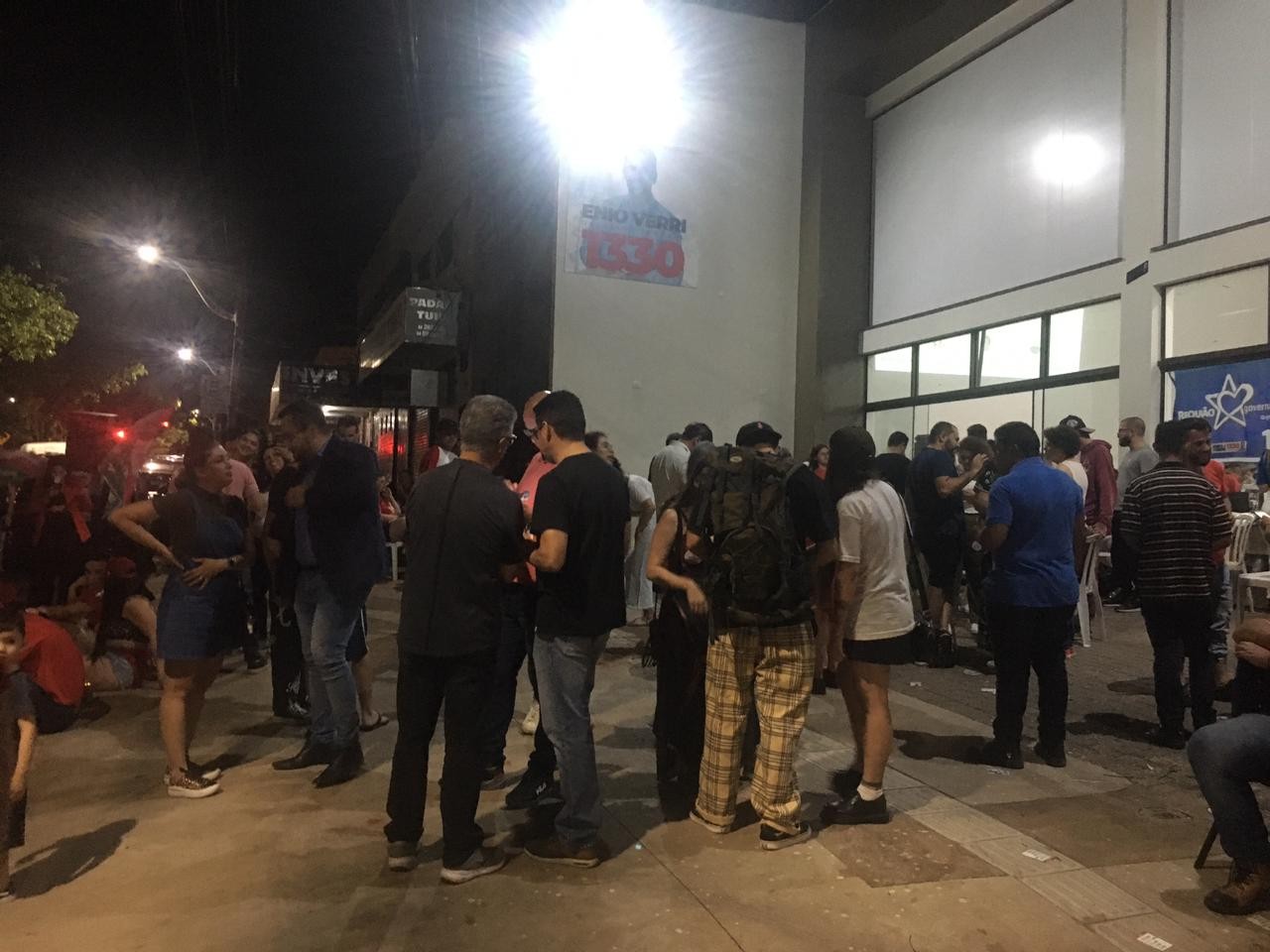 Militantes do PT se concentram em comitê na Avenida Tuiuti